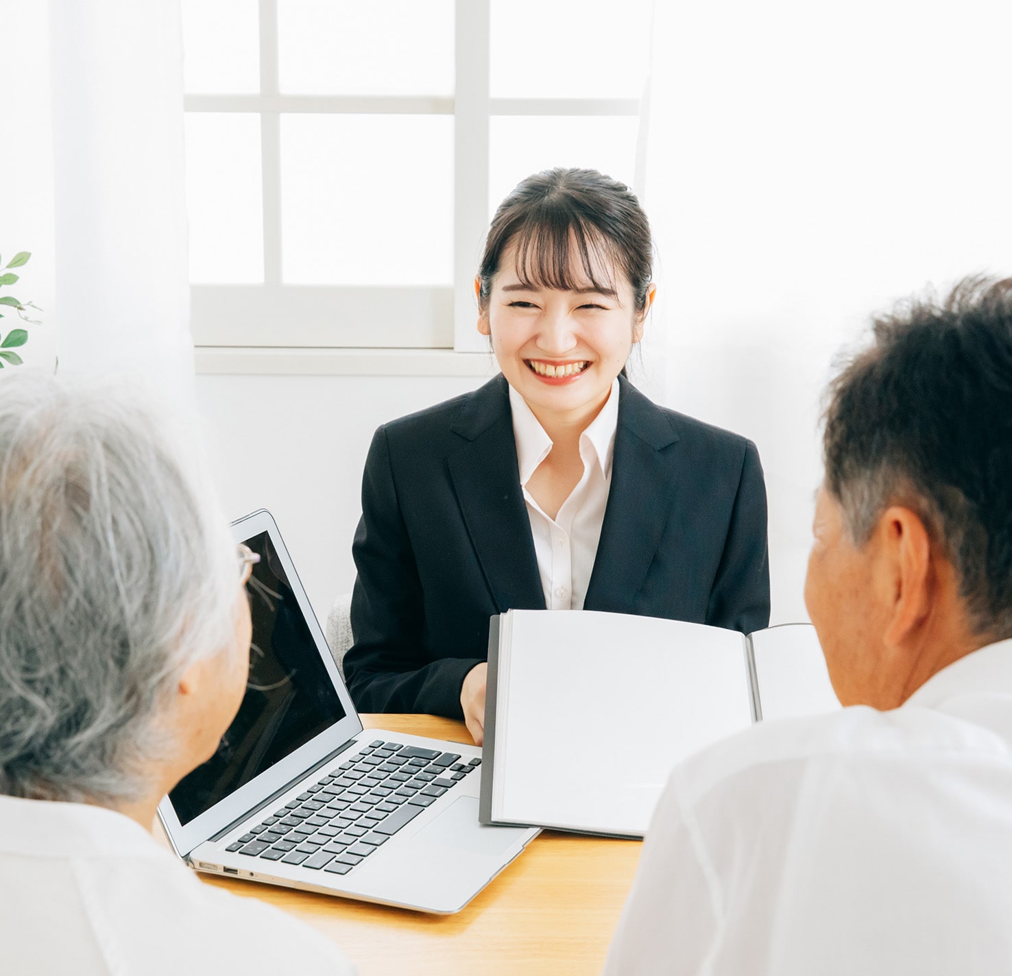 商談をする笑顔の女性