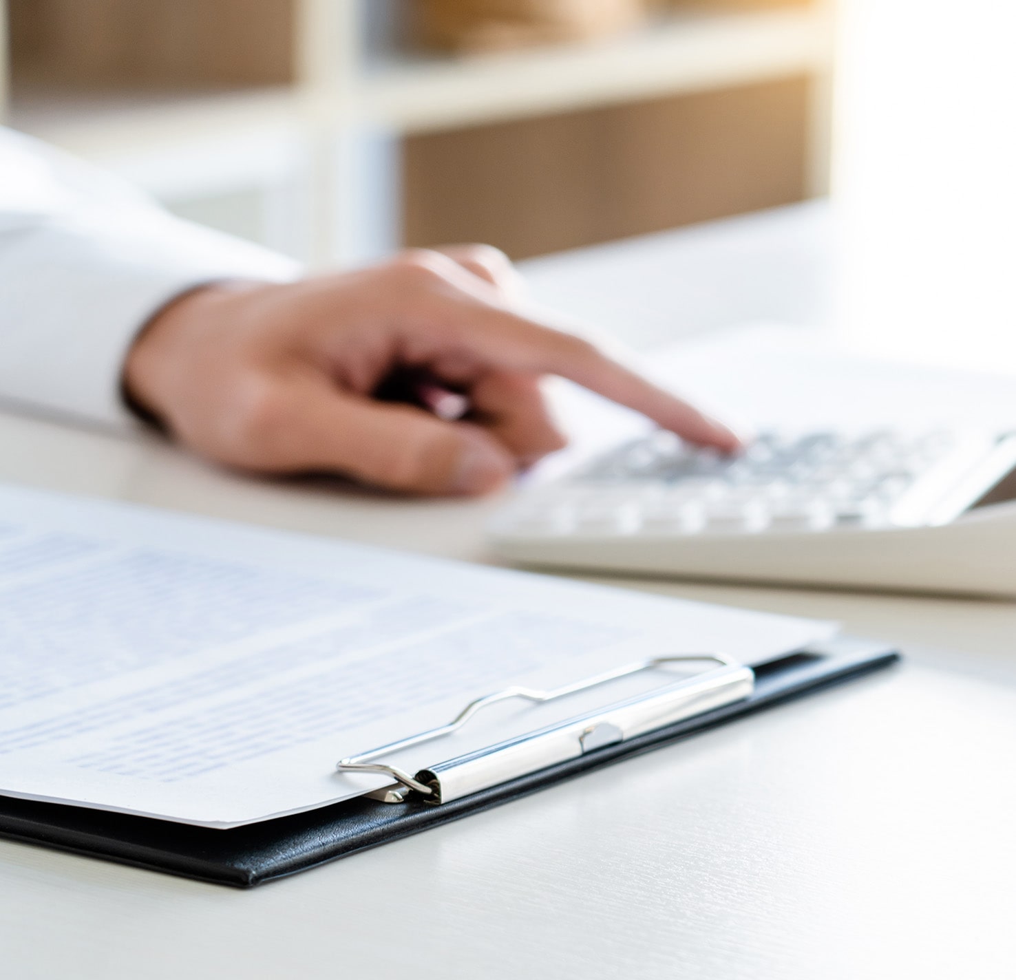 書類をチェックする人